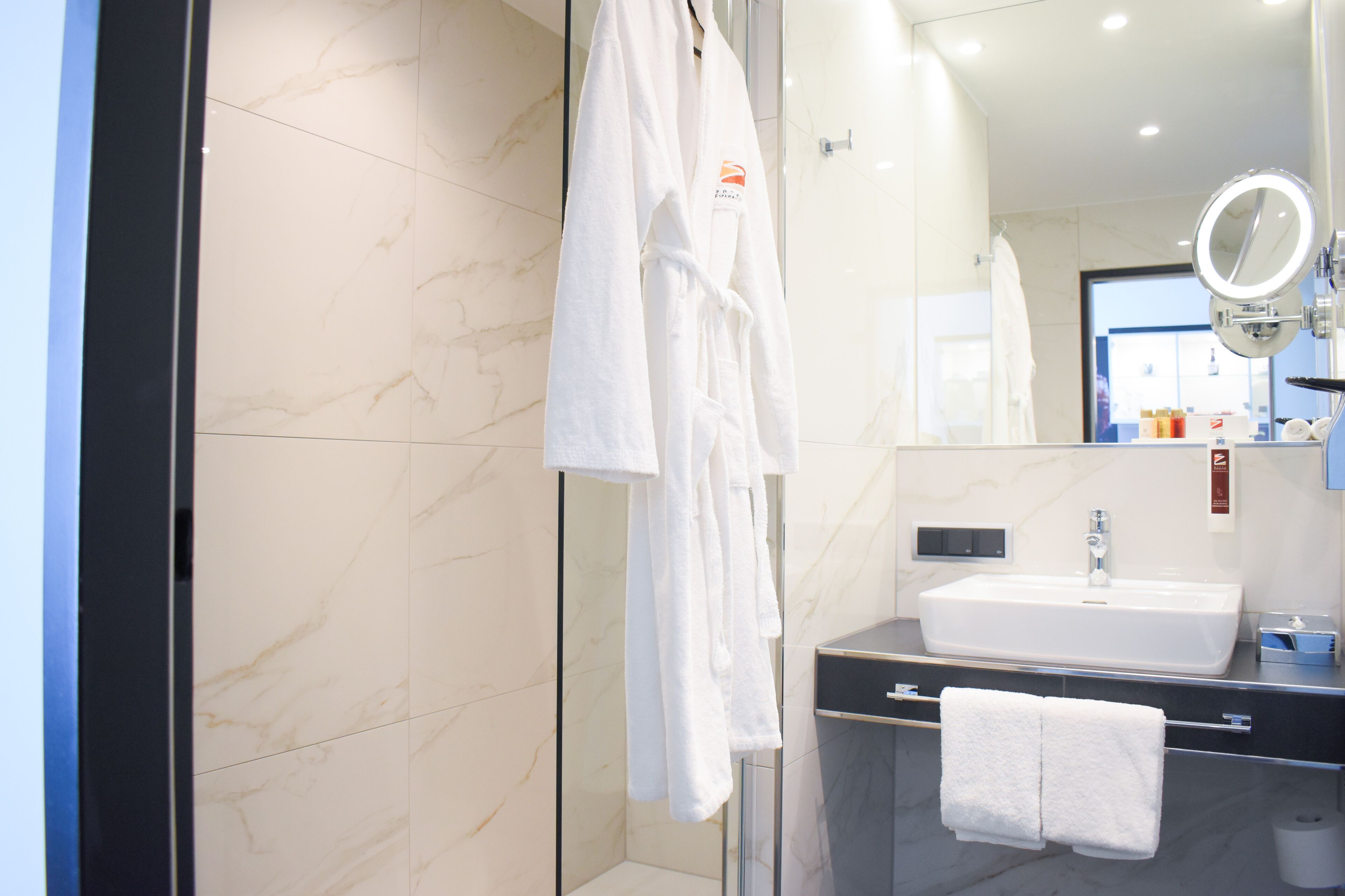 deluxe double room | bathroom | hair dryer, bathrobes, slippers, towels