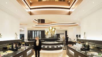 4 restaurants, breakfast, lunch, dinner served; international cuisine