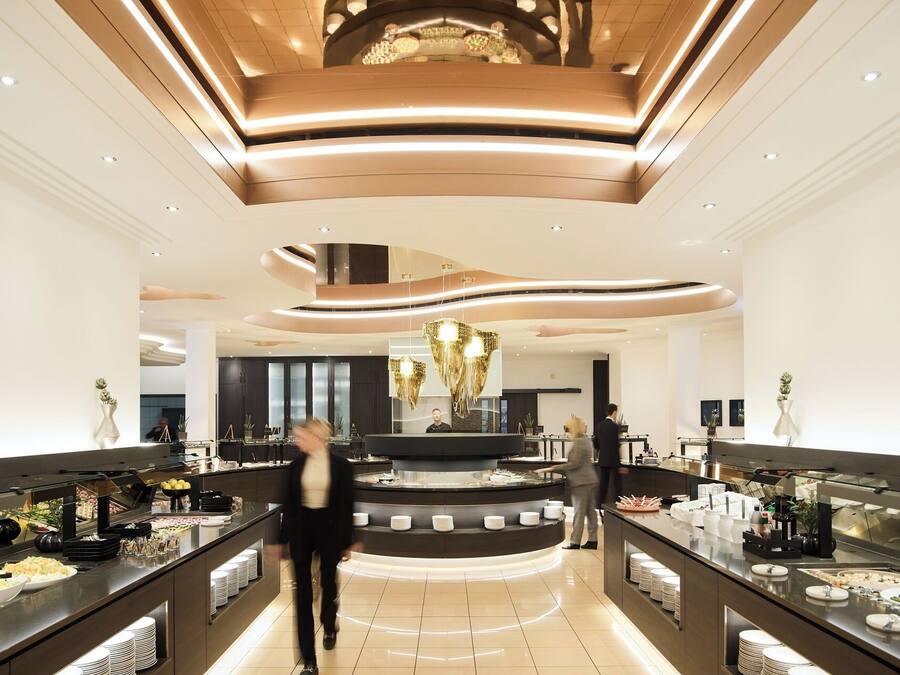 4 restaurants; breakfast, lunch, dinner, and brunch served
