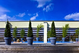 2 つの屋内プール、2 つの屋外プール、営業時間 10:00 ～ 22:00、プール パラソル、サンラウンジャー