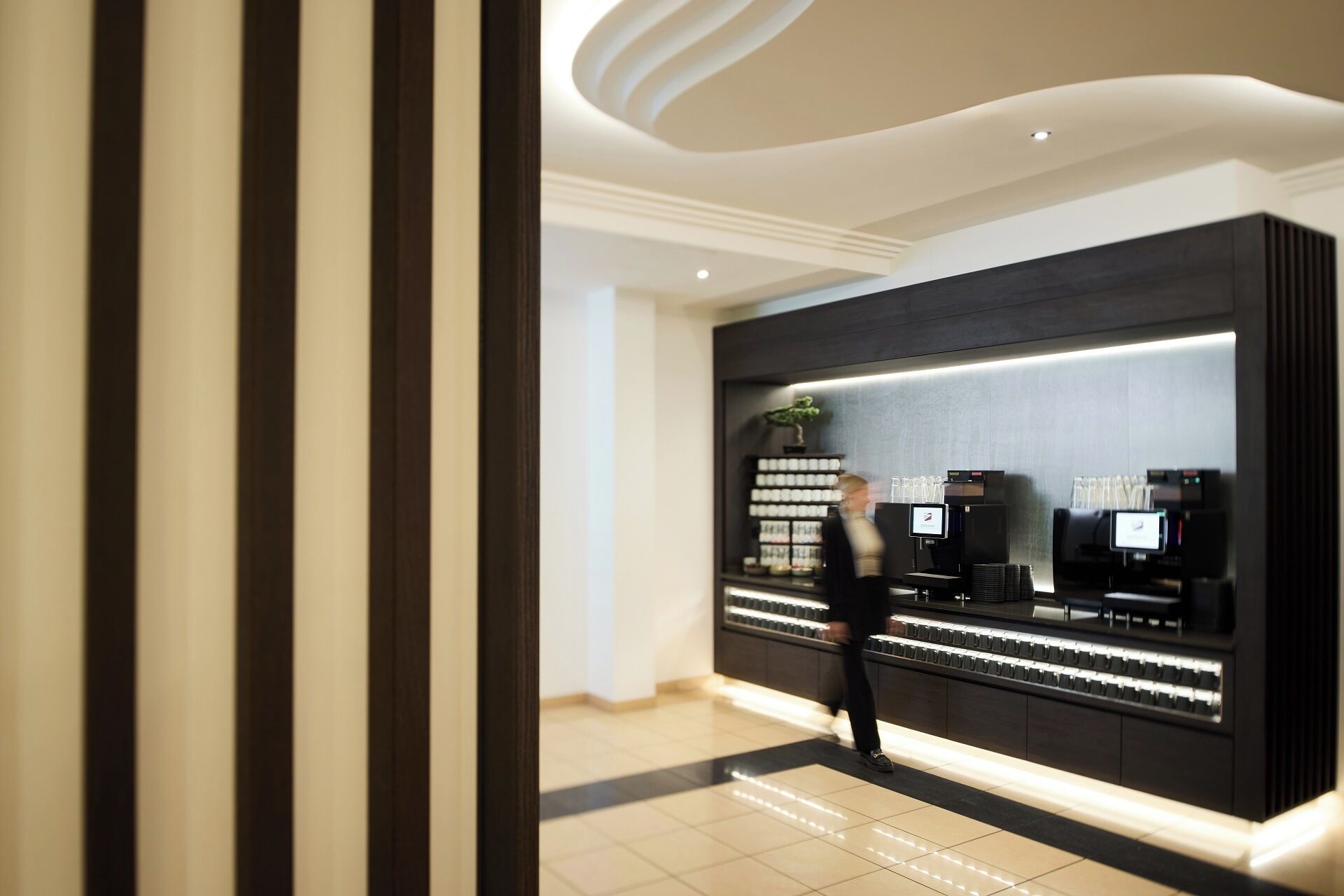 4 restaurants, breakfast, lunch, dinner served; international cuisine