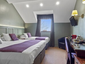 Standard Plus Family Room with View | Escrivaninha, espaço de trabalho para notebook