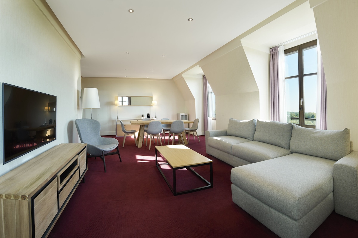 Suite Khas (living area) | Seprai premium, minibar, brankas, dan meja kerja