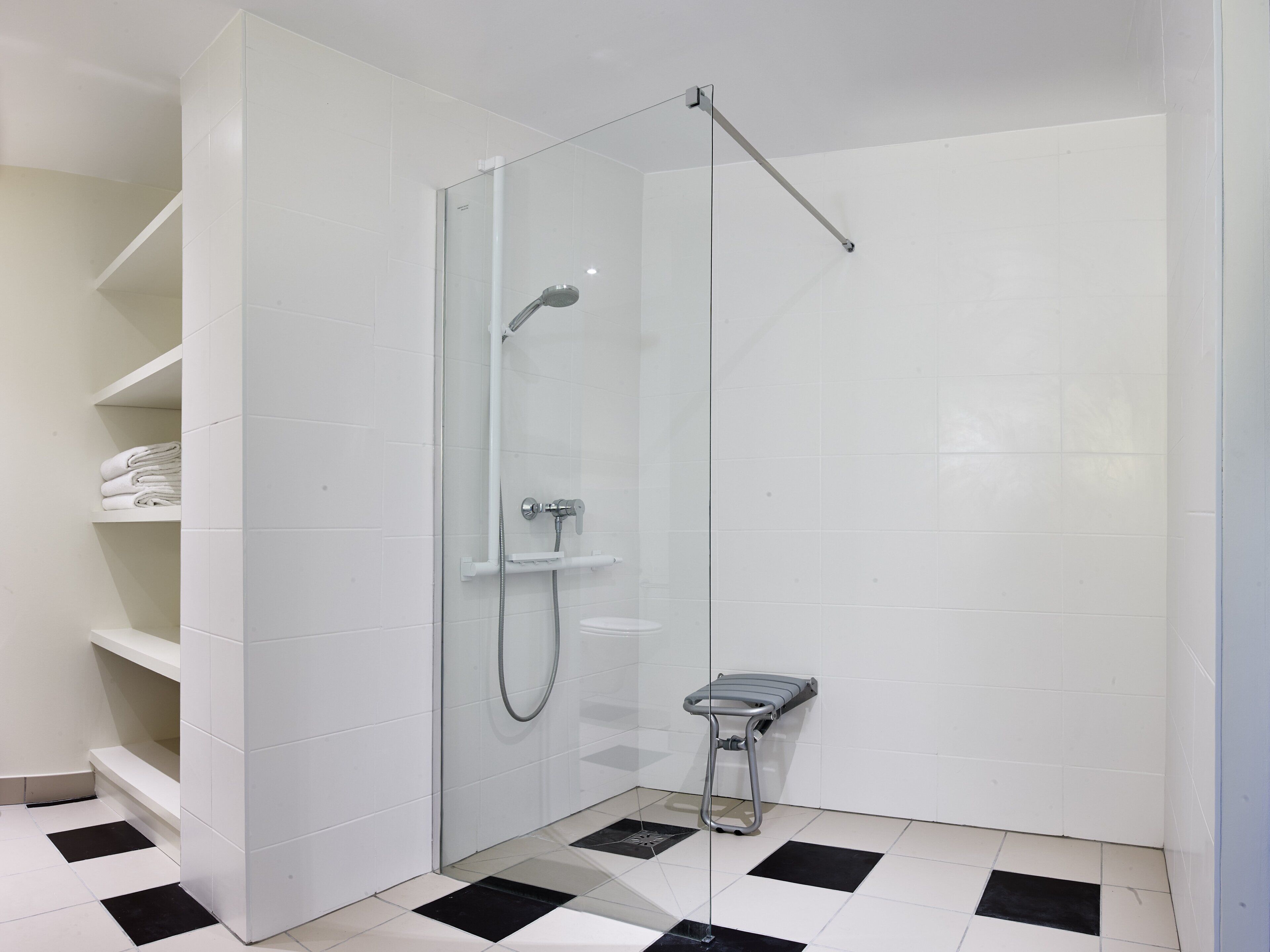 Standard Room, 1 Queen Bed, Accessible | Premium bedding, minibar, in-room safe, desk