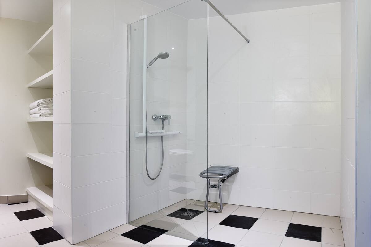 Standard Room, 1 Queen Bed, Accessible | Bathroom | Designer toiletries, hair dryer, slippers, towels