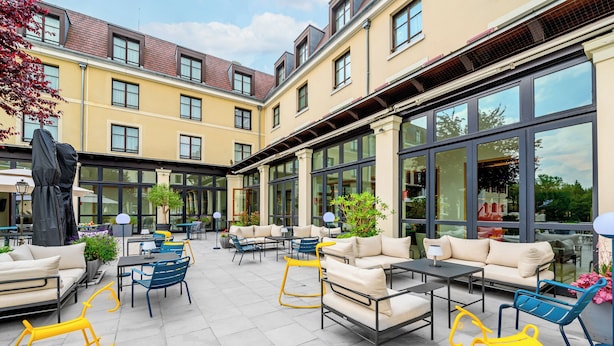 Garden views, open daily - Crowne Plaza Paris Marne-la-Vallée by IHG (Magny-le-Hongre)