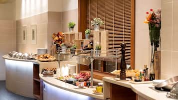 Bữa sáng buffet hàng ngày (25 EUR/mỗi người)