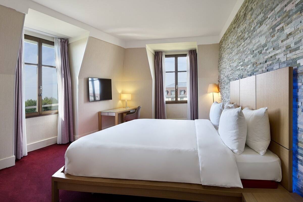 Signature Suite (living area) | Premium bedding, minibar, in-room safe, desk