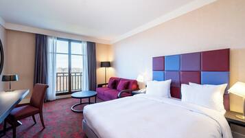 Premium kamer, 1 kingsize bed met slaapbank, uitzicht op golfbaan | Luxe beddengoed, een minibar, een kluis op de kamer, een bureau