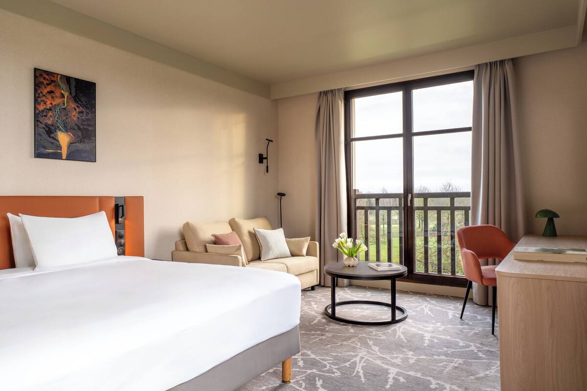 Premium bedding, minibar, in-room safe, desk