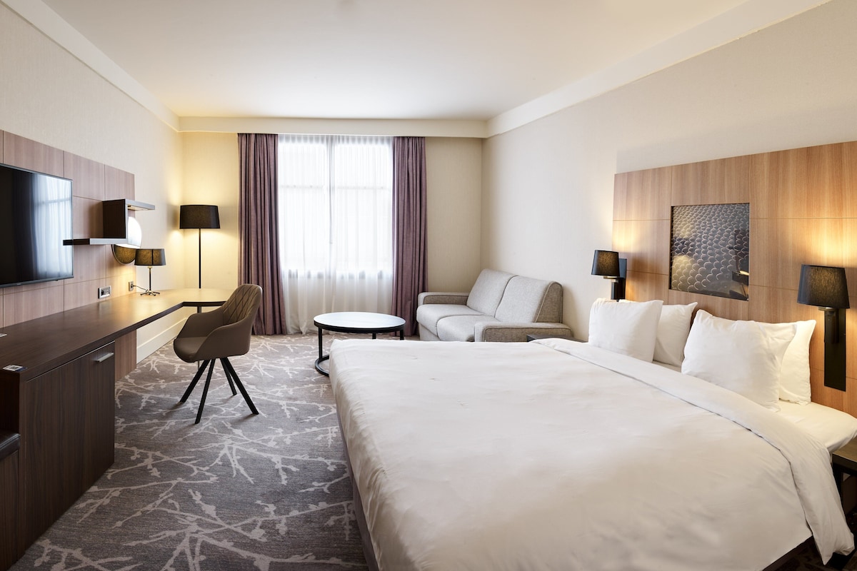 Seprai premium, minibar, brankas, dan meja kerja