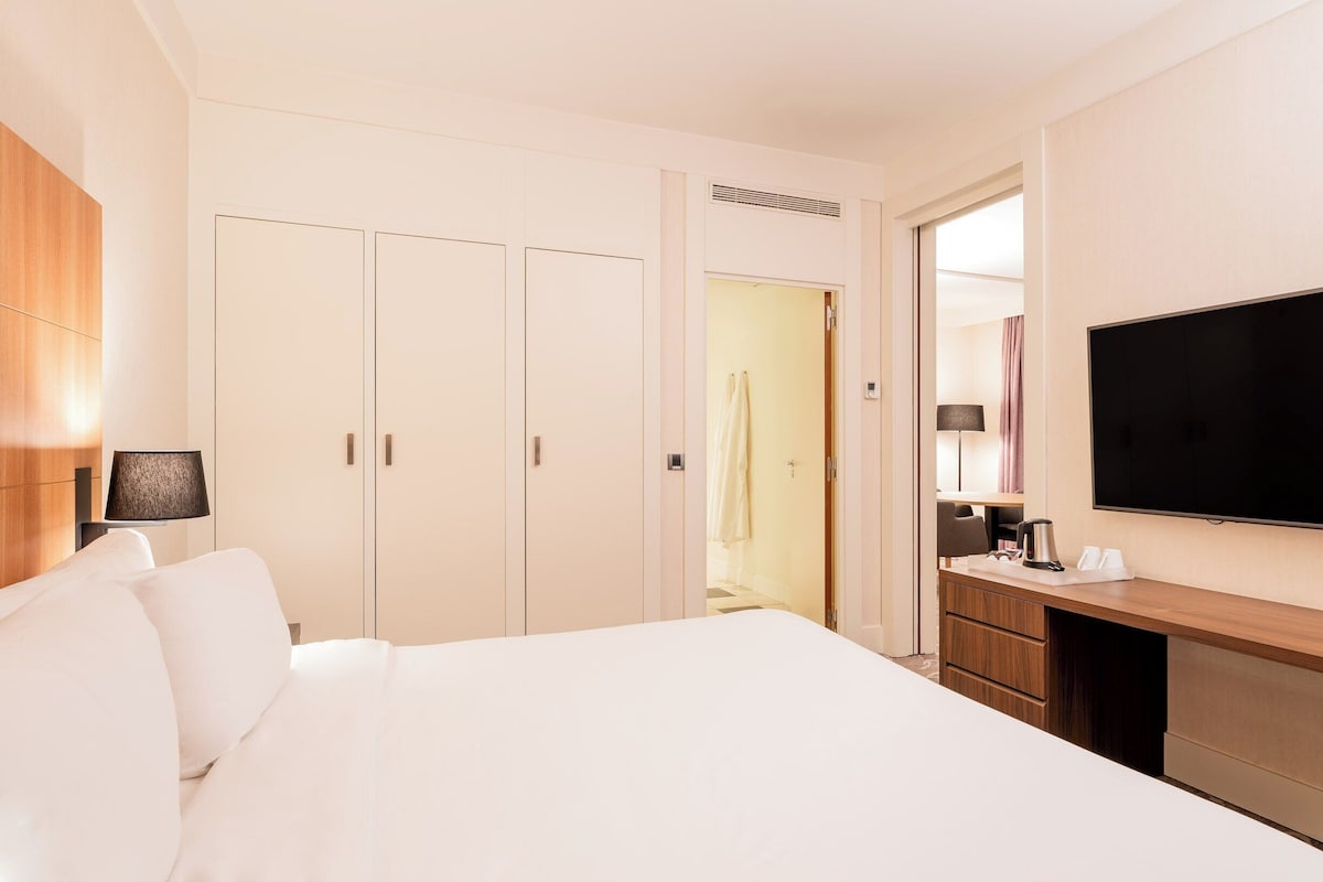 Suite, 1 kamar tidur, pemandangan lapangan golf (living area) | Seprai premium, minibar, brankas, dan meja kerja