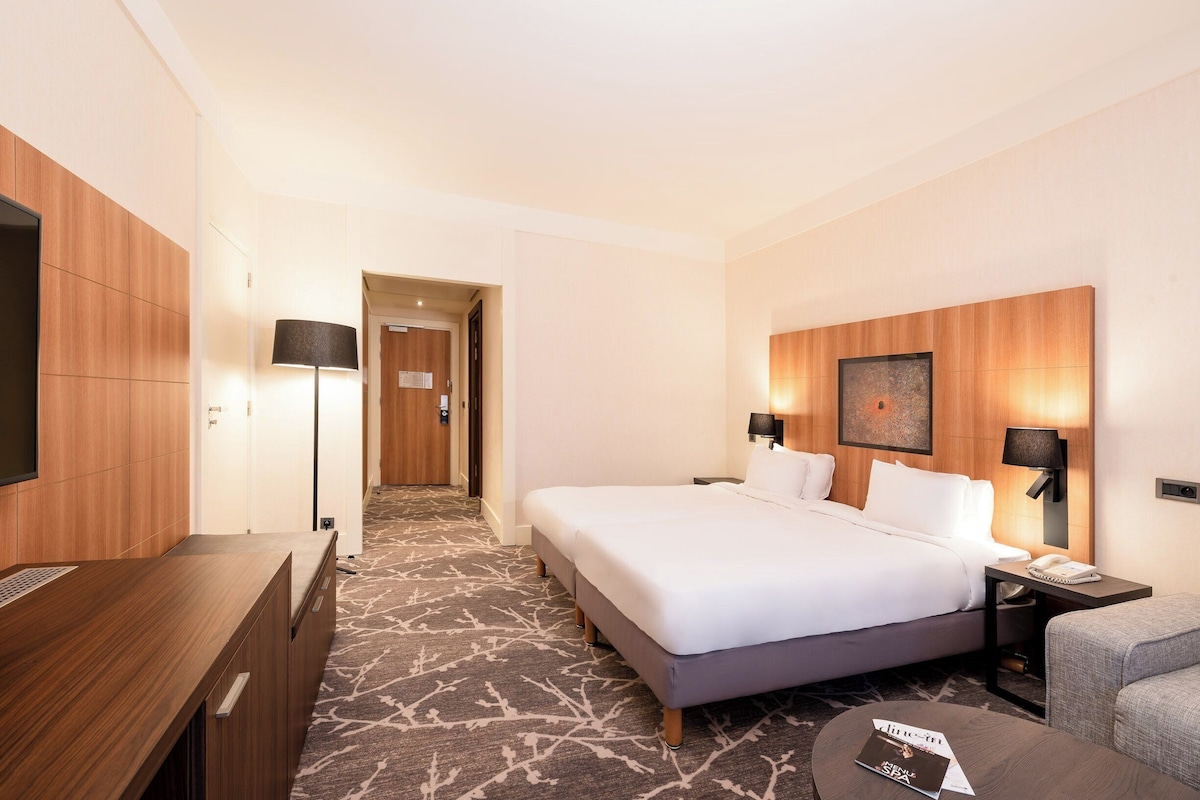 Seprai premium, minibar, brankas, dan meja kerja