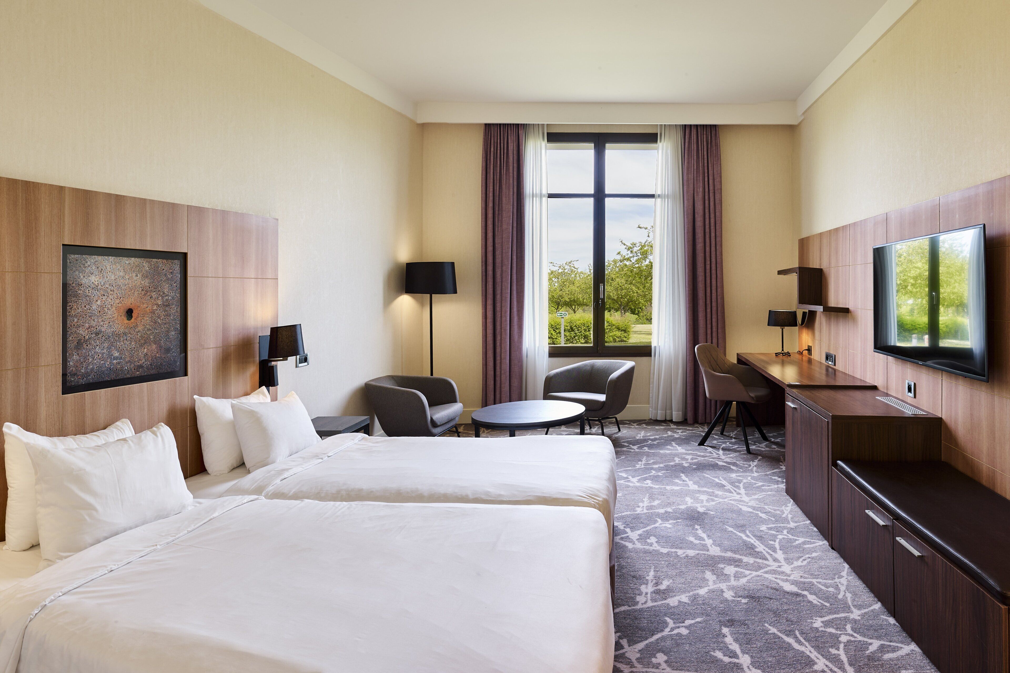 Sengetøy av topp kvalitet, minibar, safe på rommet og skrivebord