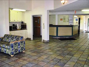 Reception - Motel 6 Lawrence, KS (Lawrence)