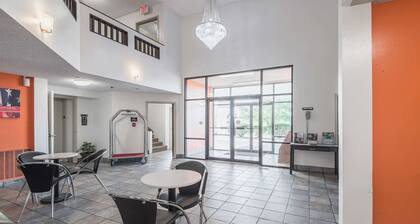 Motel 6 Lawrence, KS