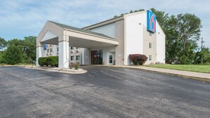 A 6-story motel with a covered entrance and a parking lot. - Motel 6 Lawrence, KS (Lawrence)