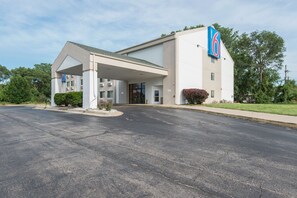 Property entrance - Motel 6 Lawrence, KS (Lawrence)