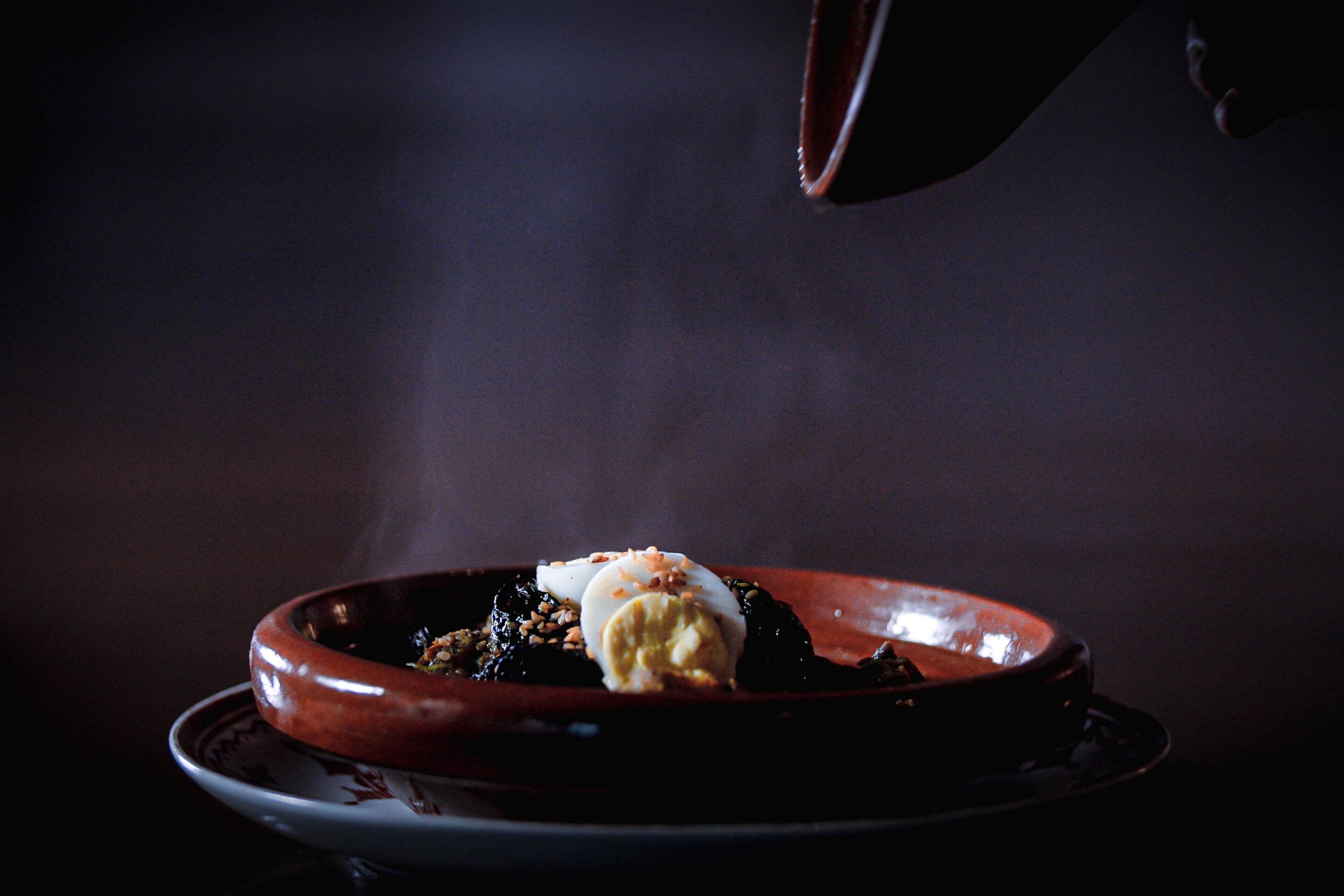 Un plato de comida con vapor saliendo.