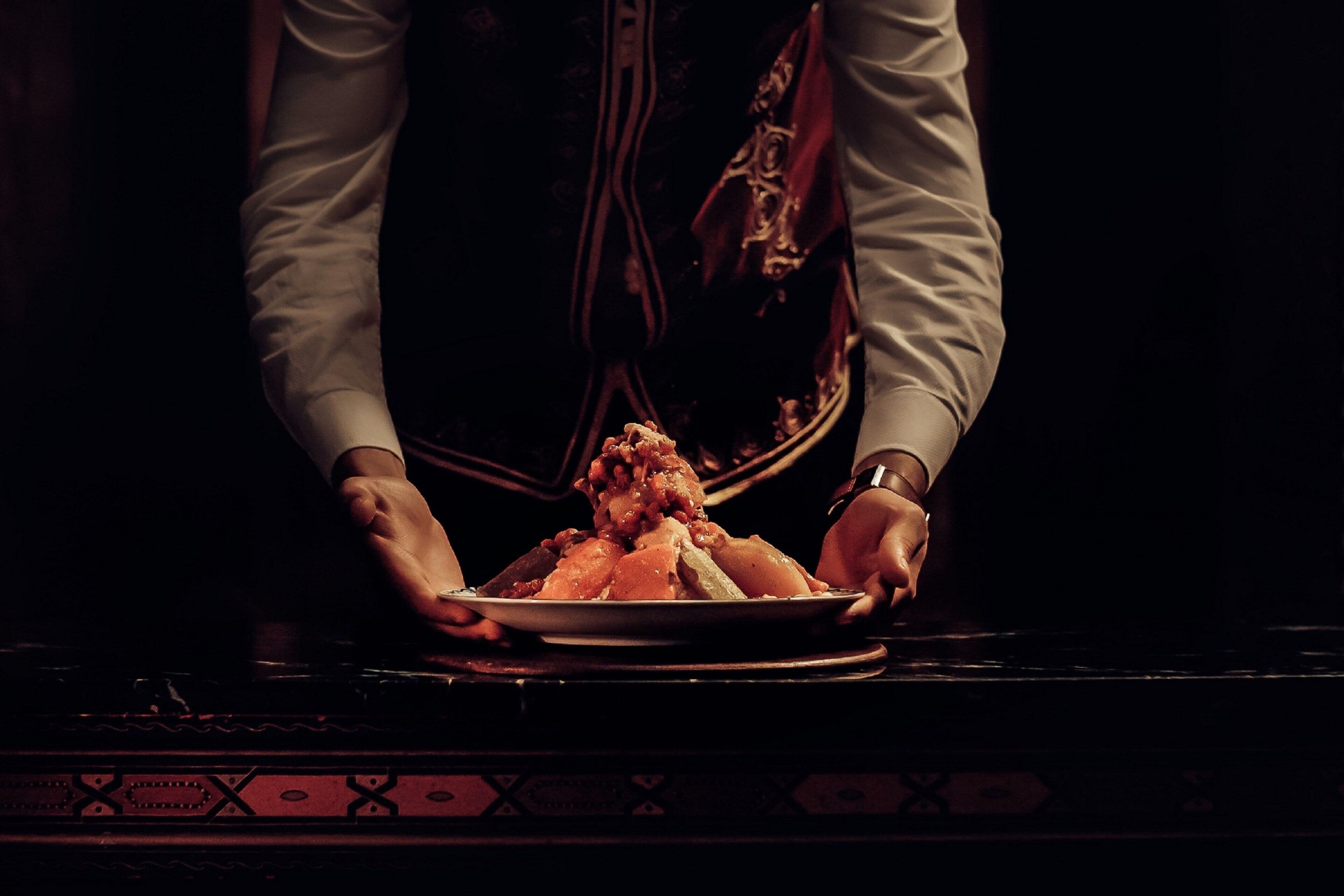 Una persona sirviendo un plato de comida.