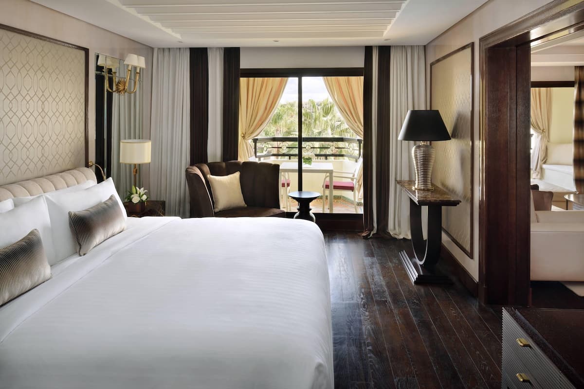 Suite, 1 King-Bett, Balkon, Poolblick | 1 Schlafzimmer, hochwertige Bettwaren, Daunenbettdecken, Minibar