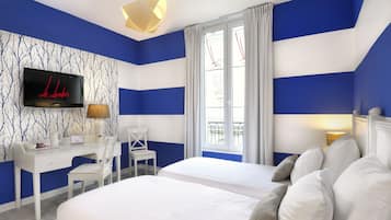 Habitación doble Confort | Escritorio, insonorización, tabla de planchar con plancha y camas extra