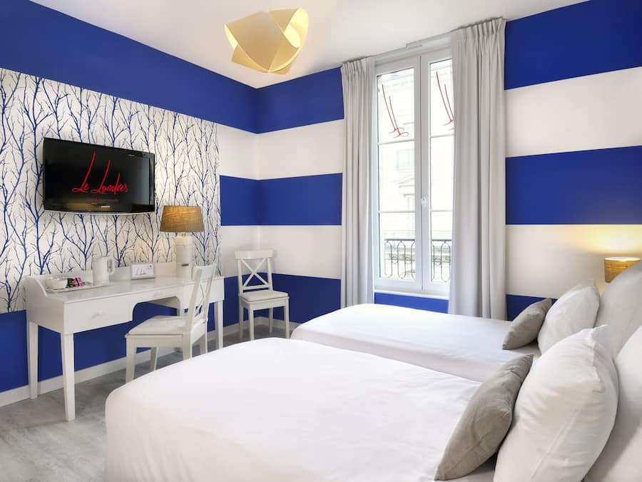 Comfort tweepersoonskamer | Een bureau, geluiddichte muren, een strijkplank/strijkijzer