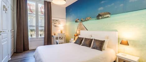 Escritorio, sistema de insonorización y tabla de planchar con plancha