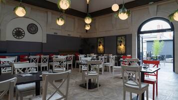 Se ofrece un desayuno bufé (14 EUR por persona)