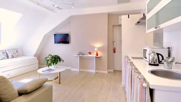 Apartamento estándar | Escritorio, sistema de insonorización, tabla de planchar con plancha