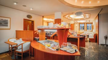Tägliches Frühstücksbuffet gegen Gebühr