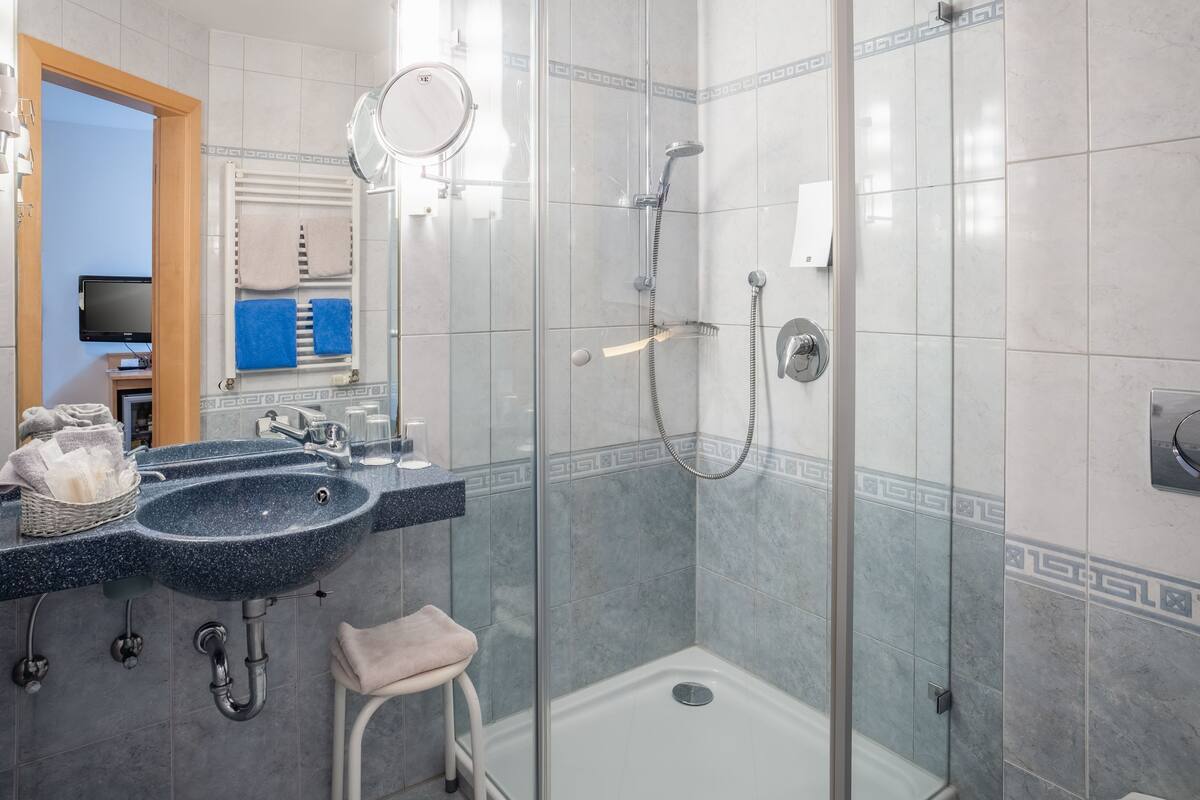 standard double room | bathroom | free toiletries, hair dryer, slippers, towels