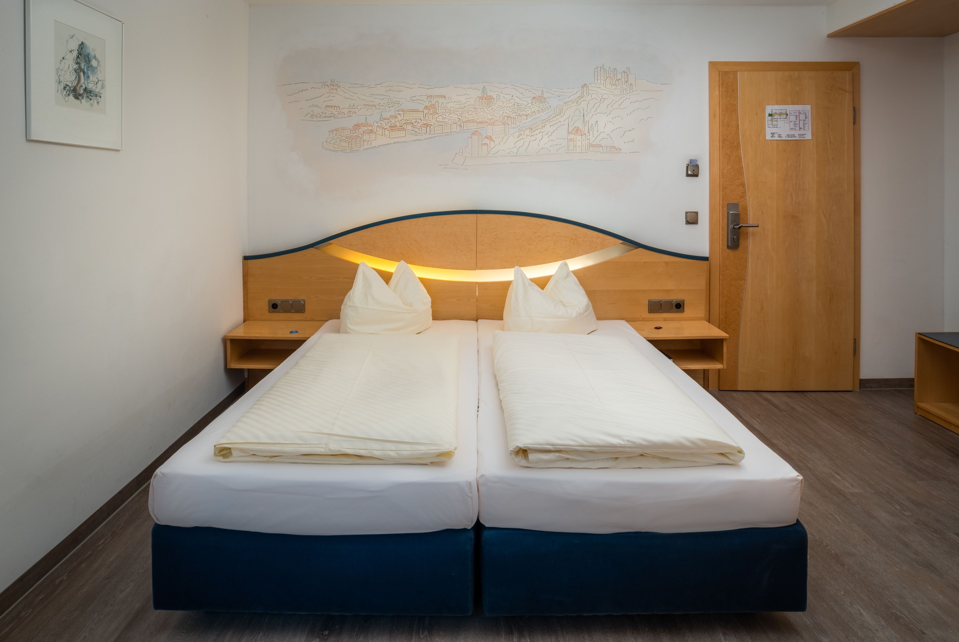 standard double room | minibar, in-room safe, individually furnished, desk