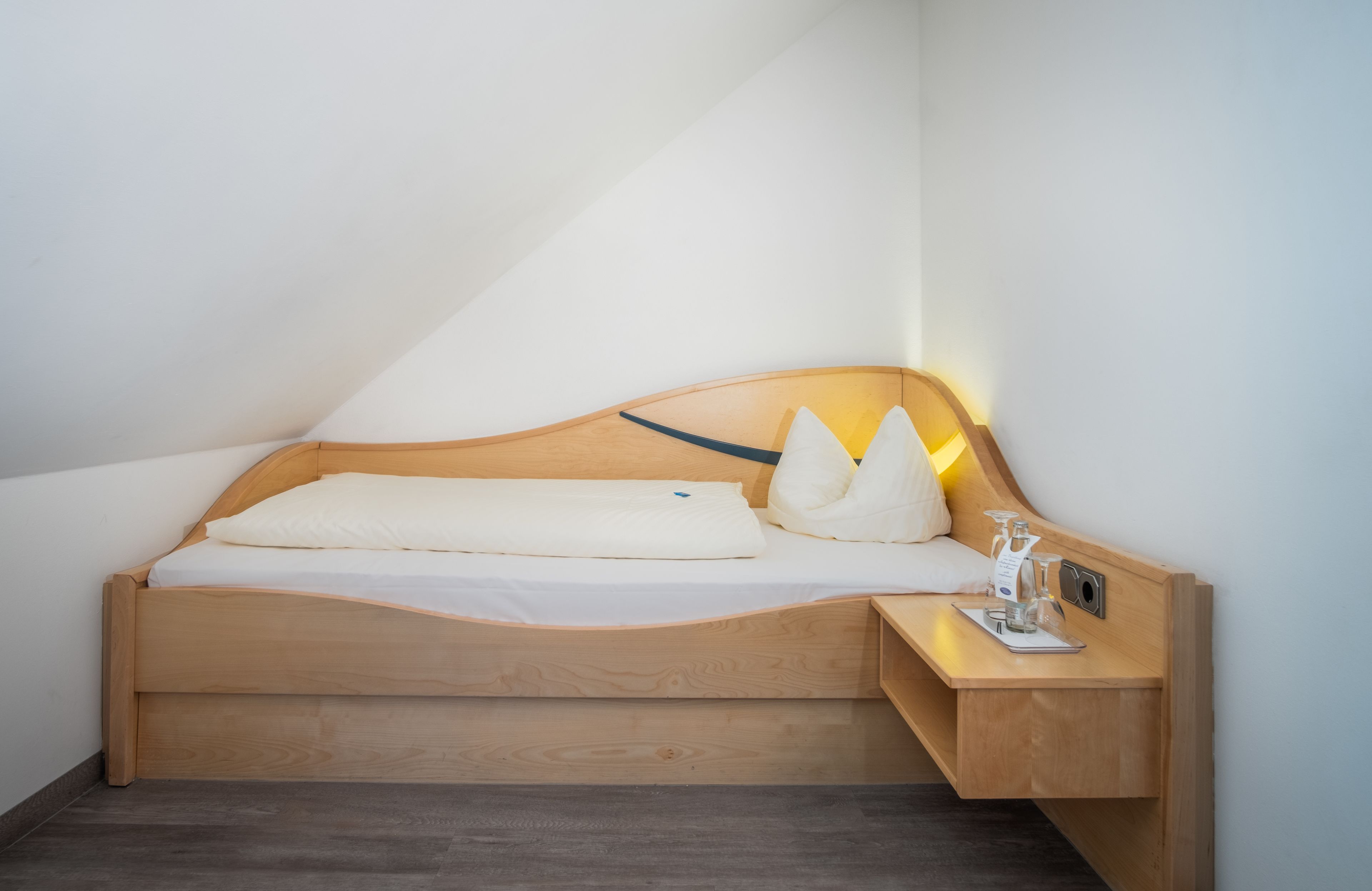 standard single room | minibar, in-room safe, individually furnished, desk