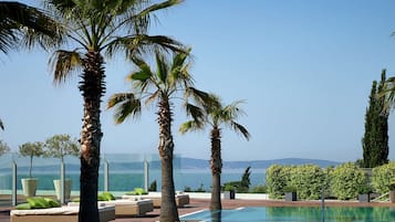 Una piscina techada, una piscina al aire libre de temporada