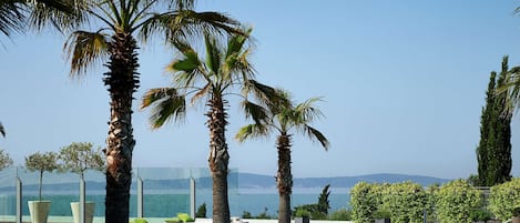 Piscina coperta, piscina stagionale all'aperto, cabanas (a pagamento)