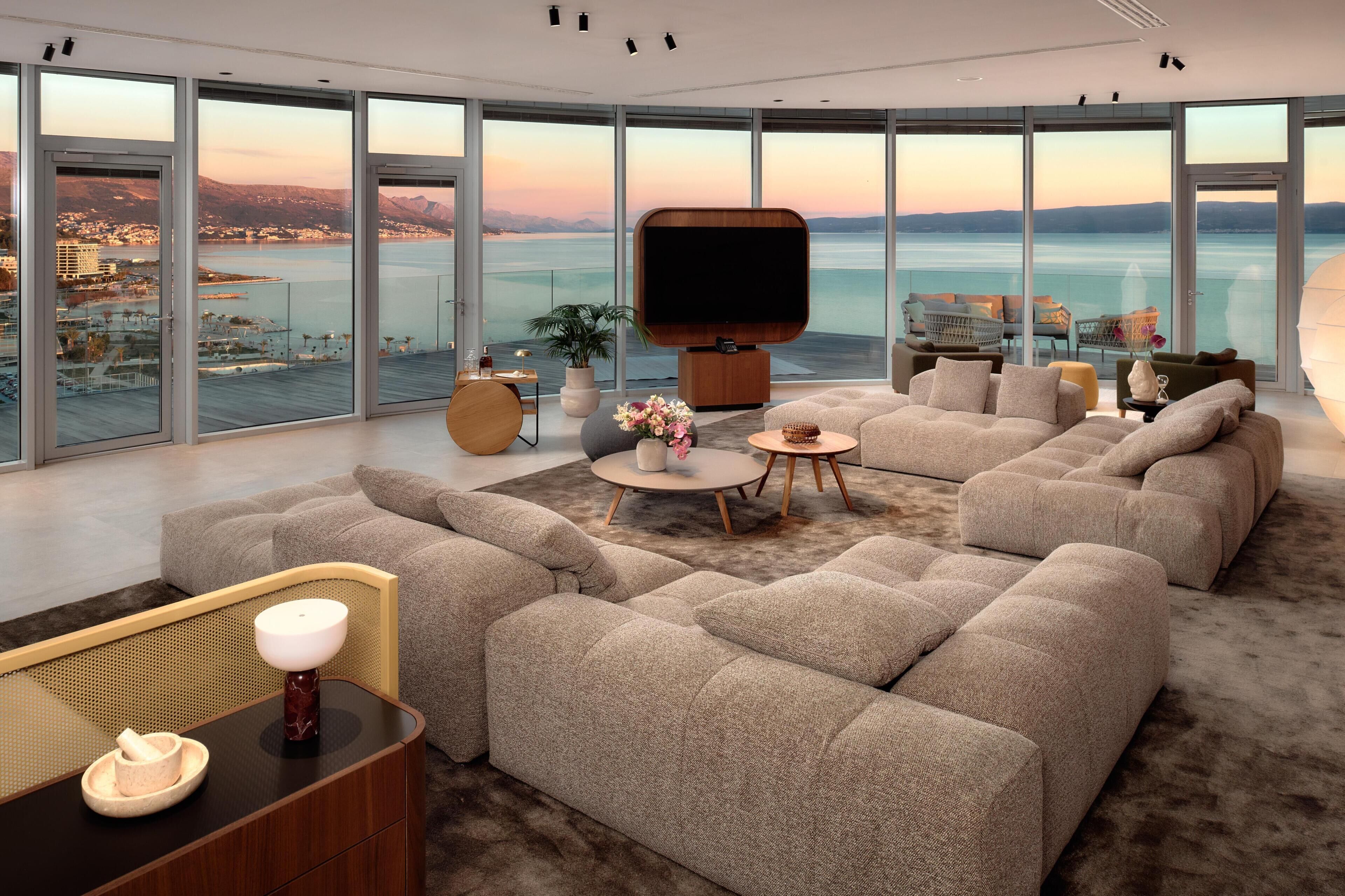 Penthouse, Sea View (Suite) | Hypo-allergenic bedding, in-room safe, desk, laptop workspace