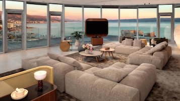 Loftsleilighet, sjøutsikt (Suite) | Allergitestet sengetøy, safe på rommet og skrivebord