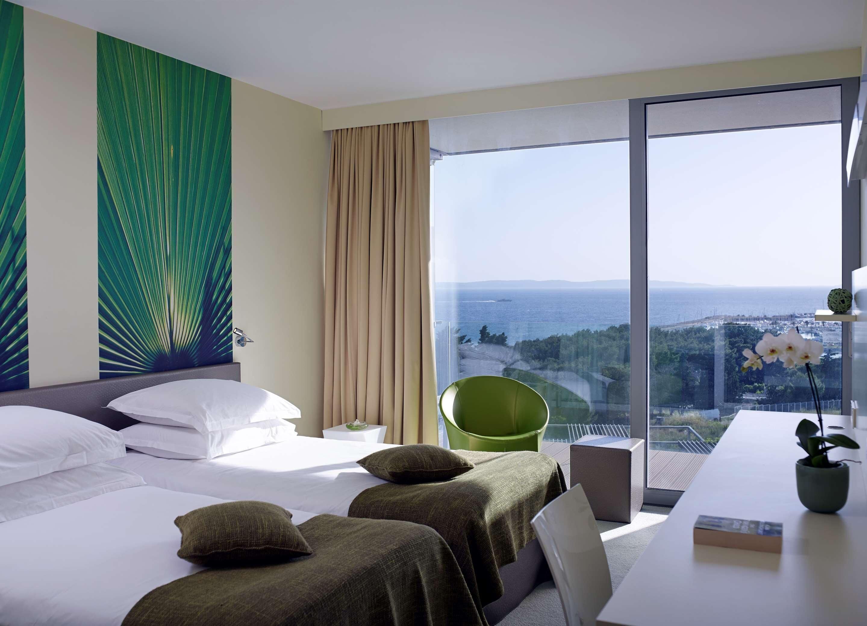 Hypo-allergenic bedding available, in-room safe, desk, laptop workspace