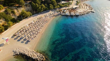 Playa en los alrededores y playa de arena blanca