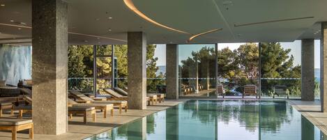 Een binnenzwembad en een seizoensgebonden buitenzwembad