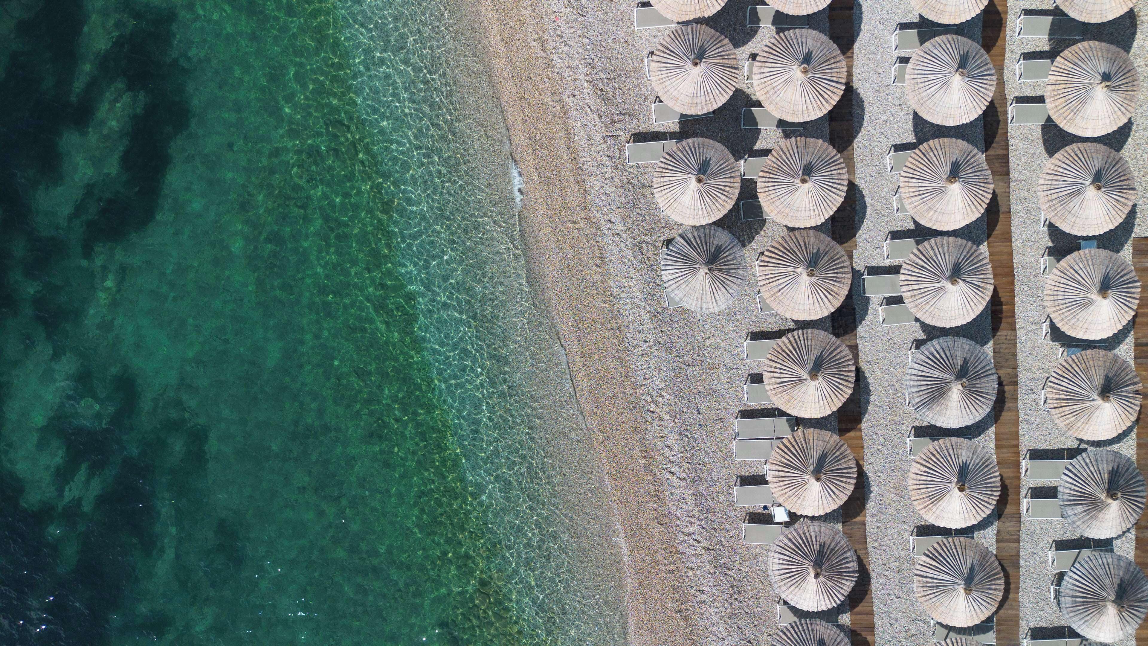 靠近海滩、白沙、小屋（收费）、沙滩椅