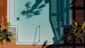 Piscina interna, piscina externa sazonal, barracas, guarda-sóis