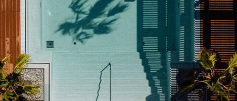 Una piscina techada, una piscina al aire libre de temporada