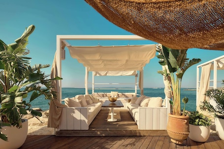 2 bars/lounges, poolside bar, beach bar. Radisson Blu Resort & Spa, Split