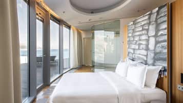 Penthouse, Sea View (Suite) | Hypo-allergenic bedding, in-room safe, desk, laptop workspace
