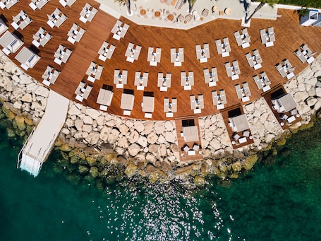 2 bars/lounges, poolside bar, beach bar. Radisson Blu Resort & Spa, Split