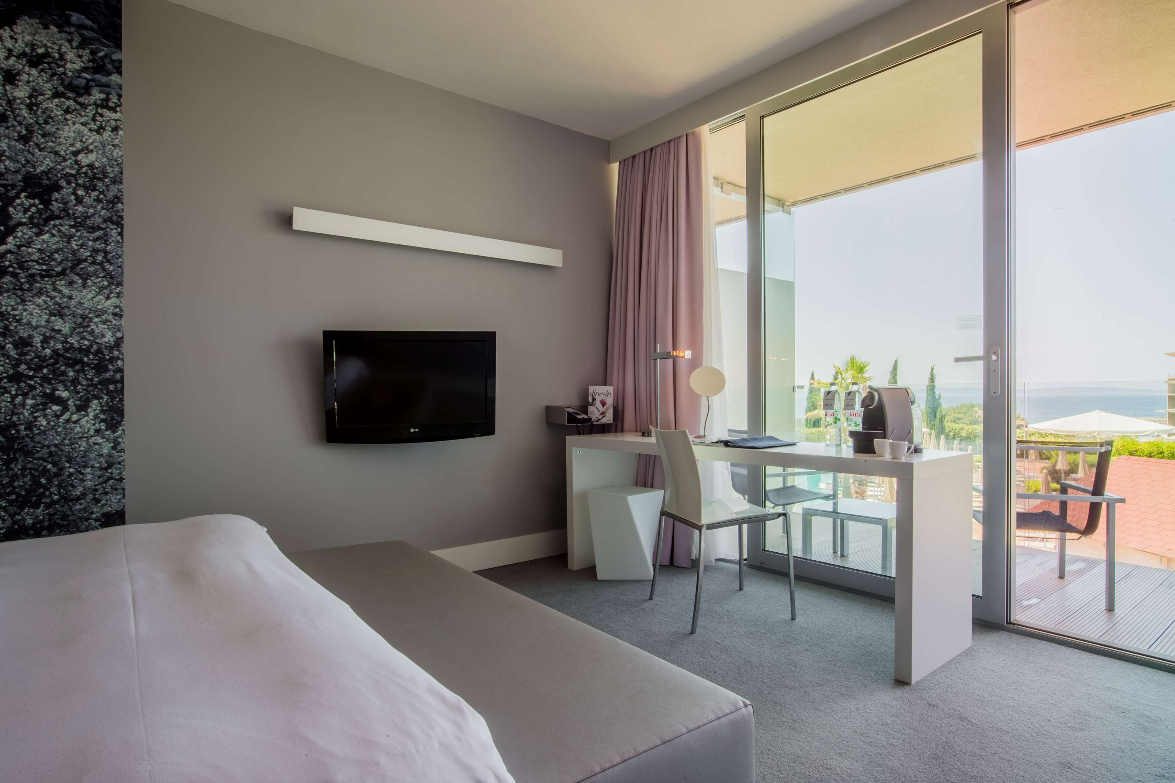 Hypo-allergenic bedding, in-room safe, desk, laptop workspace