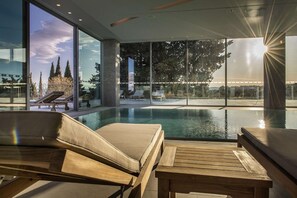 Salas de tratamiento para parejas, sauna y tina de hidromasaje