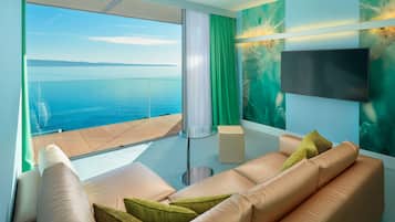 Suite junior, balcón, vistas al mar | 1 dormitorio, ropa de cama hipoalergénica, caja fuerte y escritorio